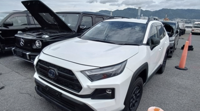TOYOTA RAV4 HV Adventure 2
